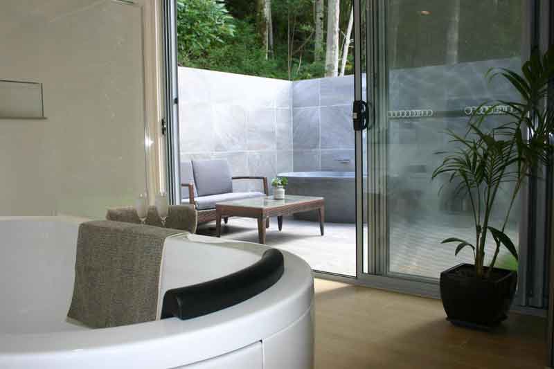 Luxury-Eco-Rainforest-retreat-stone-bath